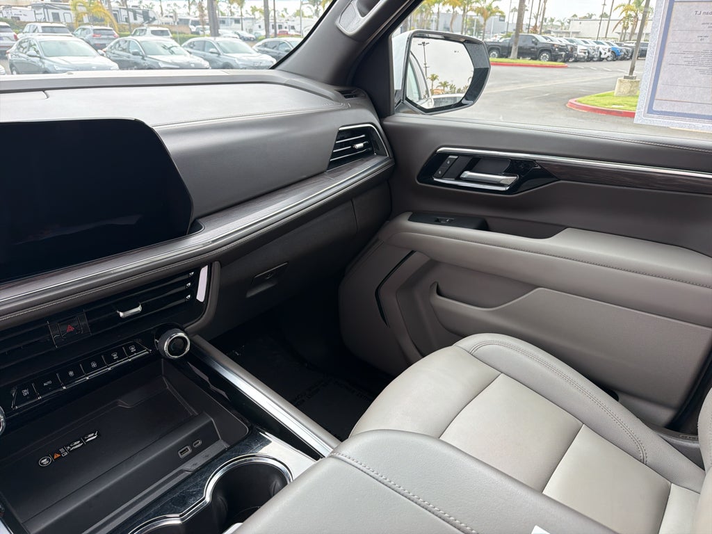 2025 Chevrolet Suburban 4WD LT