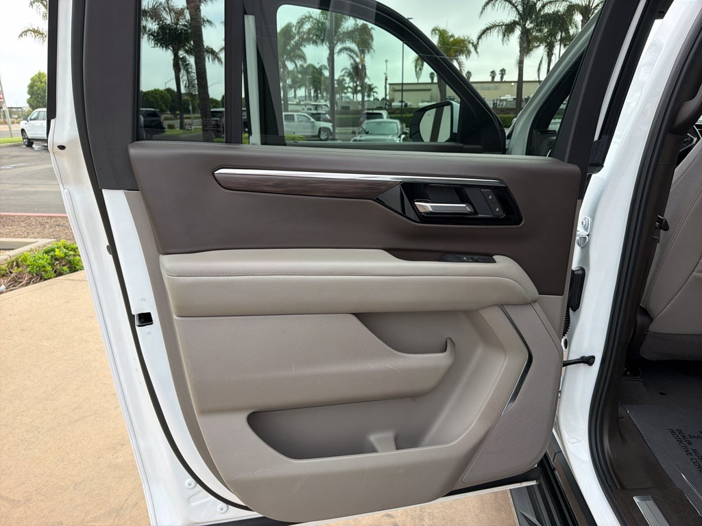 2025 Chevrolet Suburban 4WD LT