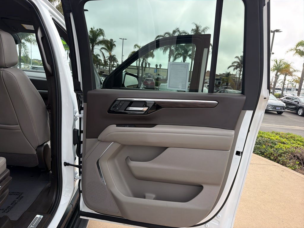 2025 Chevrolet Suburban 4WD LT