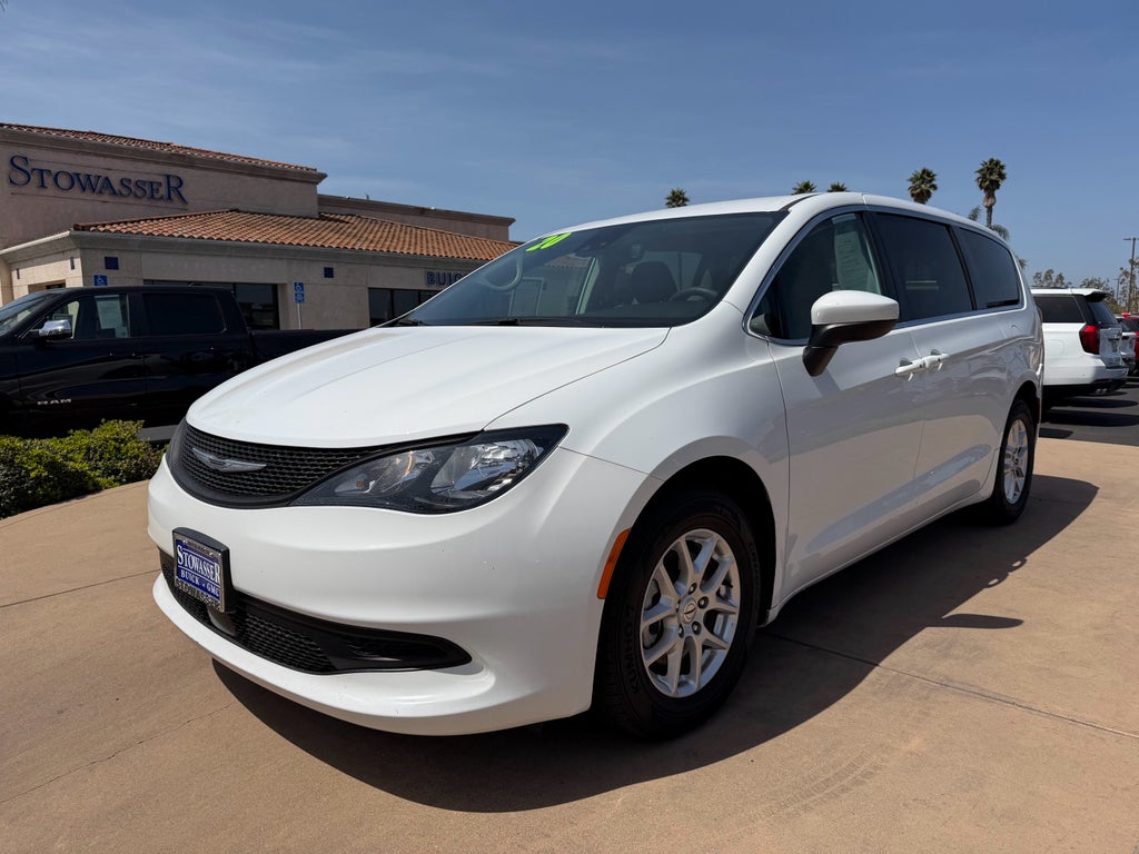 2023 Chrysler Voyager LX's photo