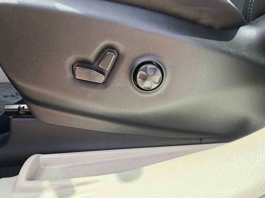 2023 Chrysler Voyager LX FWD
