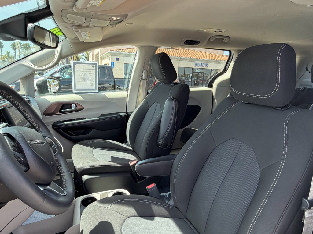 2023 Chrysler Voyager LX FWD