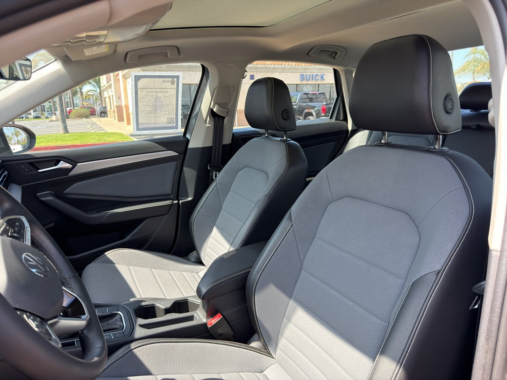 2025 Volkswagen Jetta SE Auto